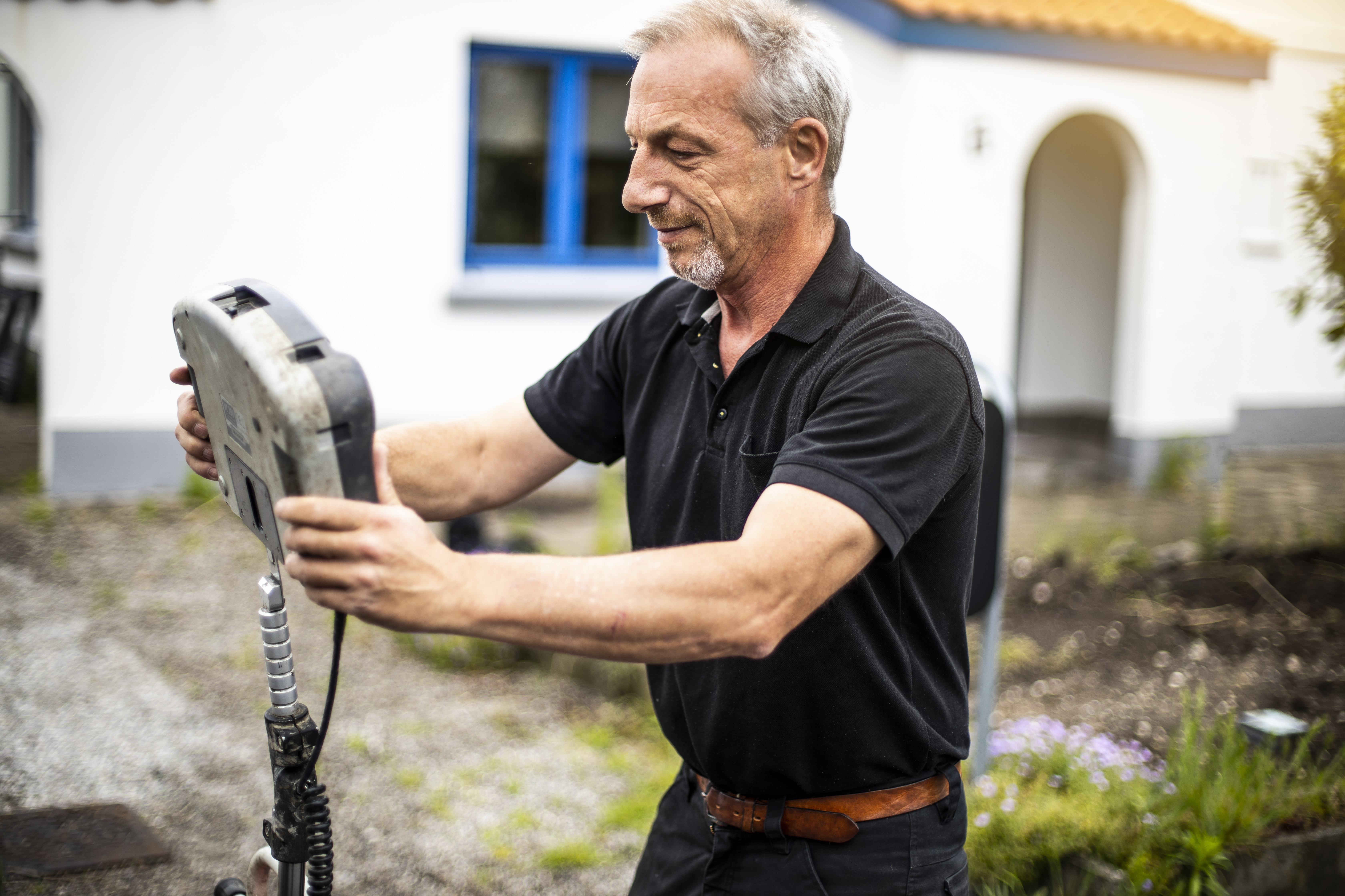 Kloakkamera føres ned i rør til TV-inspektion