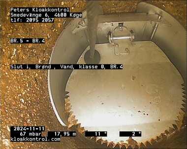 Rottespærre monteret i ledningen for at forhindre rotter i at trænge længere ind